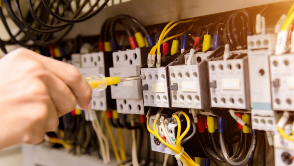 Quels sont les risques d’une installation électrique non certifiée ?