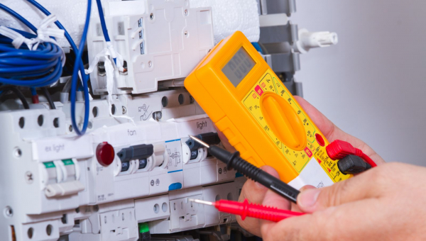Quels sont les contrôles électriques obligatoires avant de vendre un logement ?