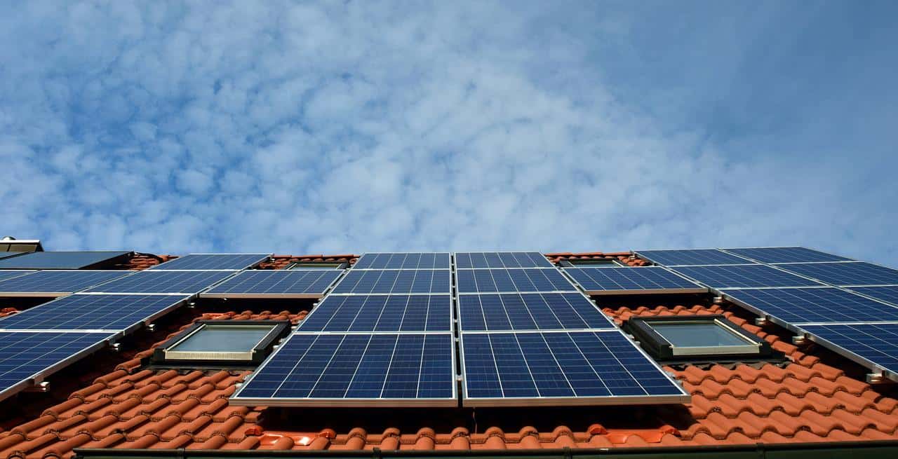 Quels sont les avantages des panneaux solaires pour compléter votre installation électrique ?