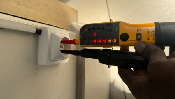 Pose de deux prises en saillie : un geste simple pour plus de confort