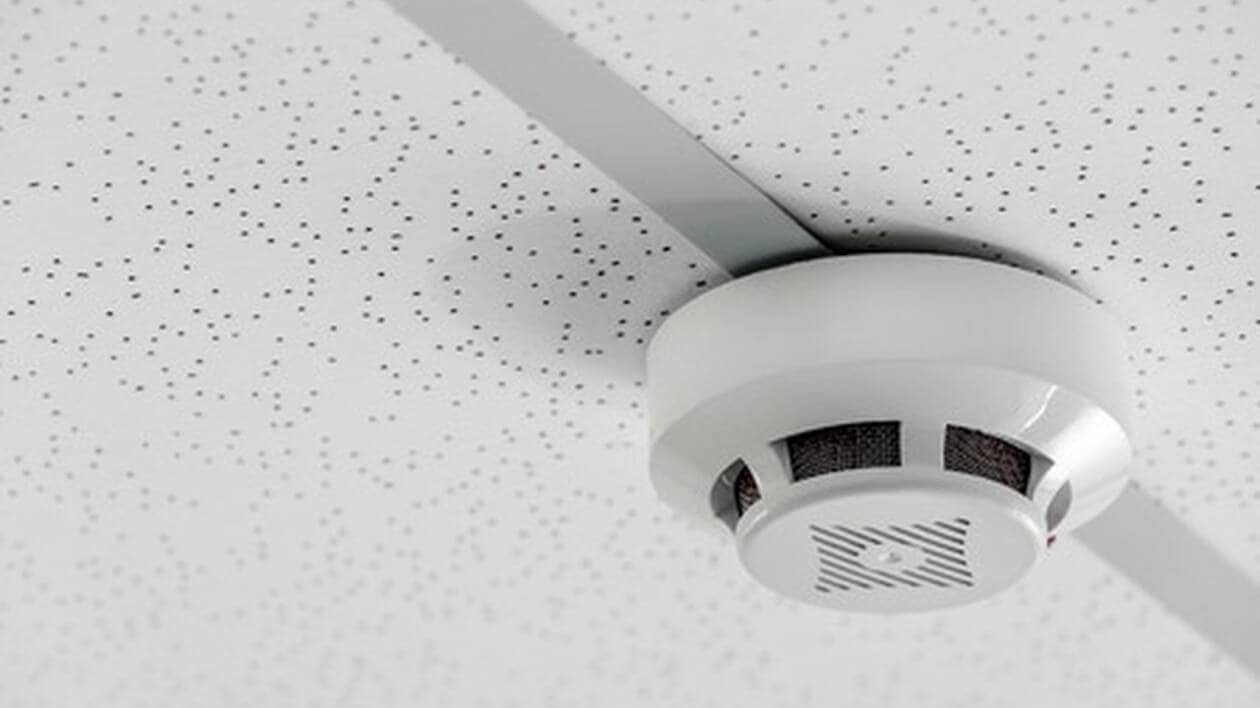 Les avantages des détecteurs de fumée connectés pour la sécurité électrique de votre maison