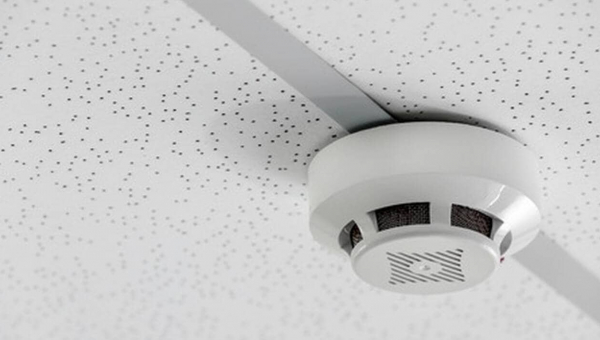 Les avantages des détecteurs de fumée connectés pour la sécurité électrique de votre maison