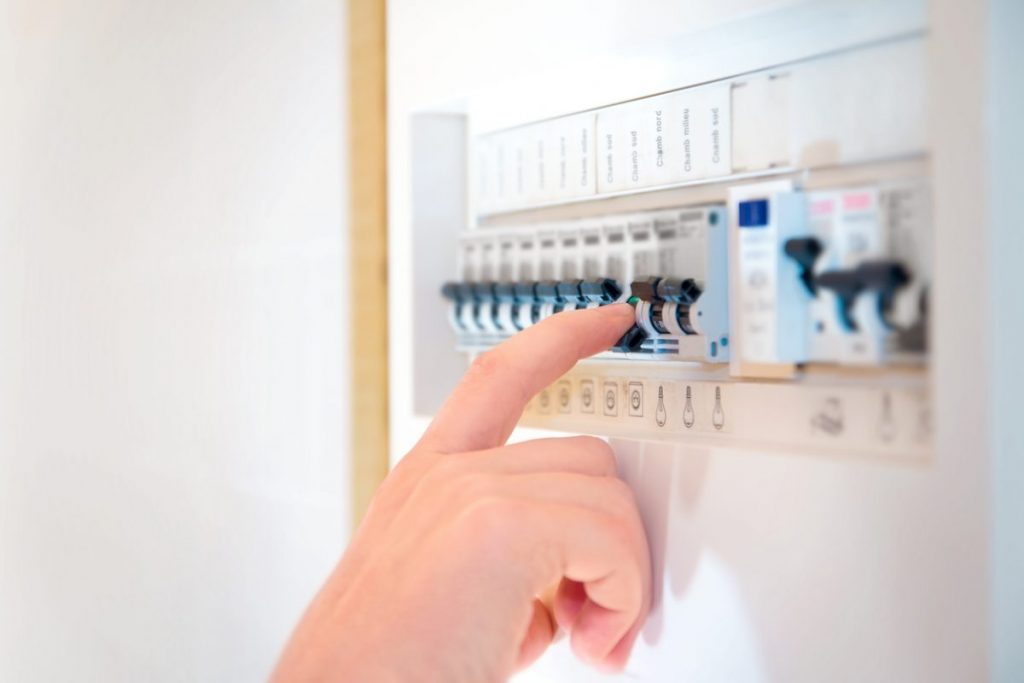 Pourquoi l'entretien préventif est crucial pour éviter les pannes électriques à domicile ?