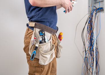 Électricien Taverny 95 : que faire en cas de court-circuit ?